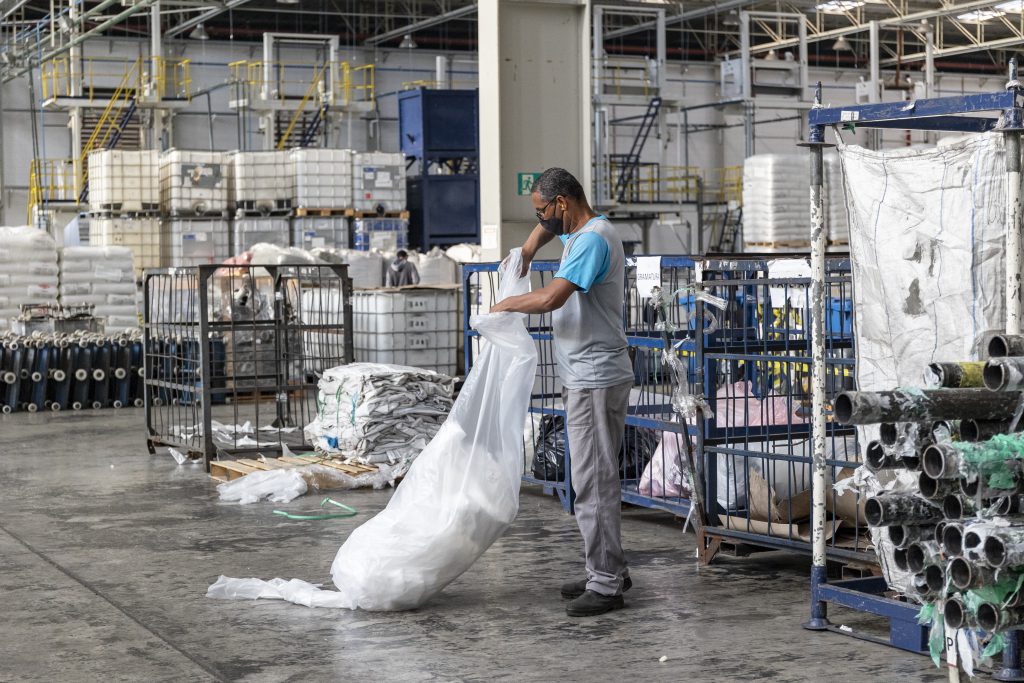 Indústria de plásticos lutam contra poluição através de ações sustentáveis