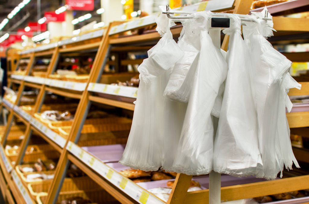 Embalagens plásticas: sacolas e sacos