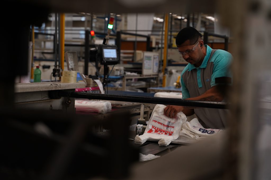 Indústria de plásticos que fazem reciclagem e produzem menos poluição